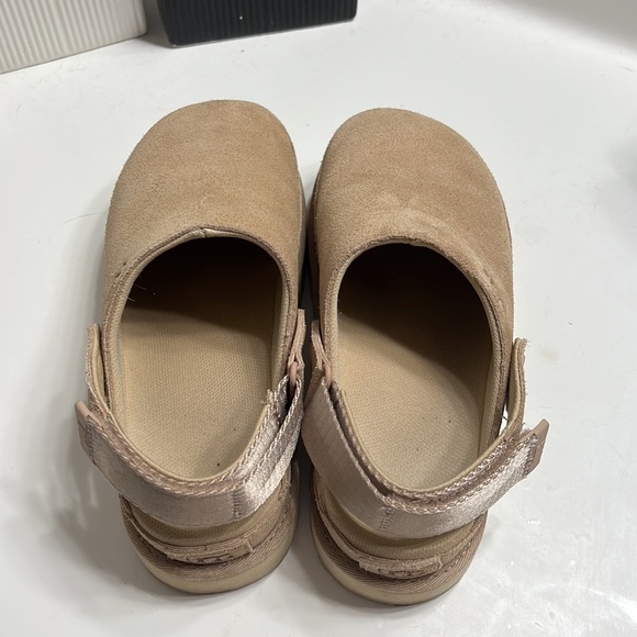 SOLD OUT EVERYWHERE Ugg Goldenstar Clogs in Driftwood Size 5 - Picture 5 of 7